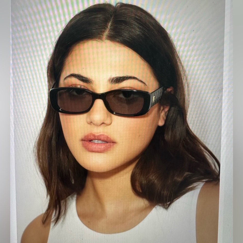 Le Specs Unreal! In black o/s🖤